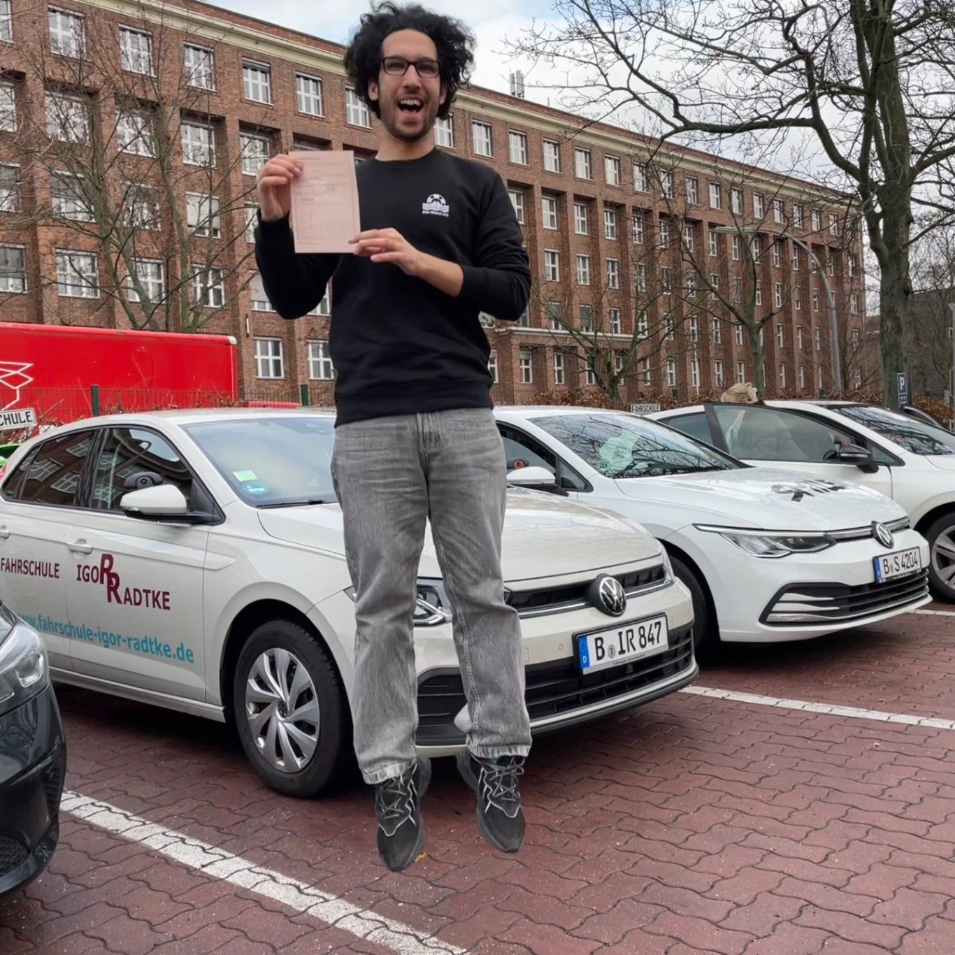 Junger Mann hat die Führerscheinprüfung bestanden in unserer Fahrschule Berlin Schöneberg